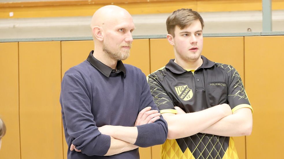 Die beiden Darter vom TuS Weene Dirk Saathoff (links) und Karsten Dalhoff schieden im Achtelfinale aus.