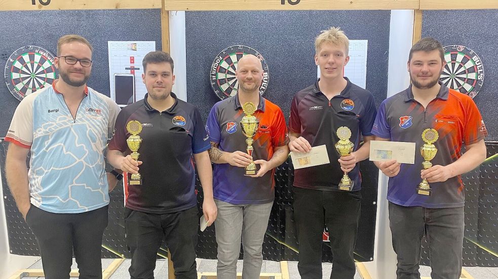 Sieger und Platzierte der Herrenkonkurrenz: Christian Stubbe (von rechts), Finn Behrens, Gewinner Kim-Joel Meinert, Enrico Stieger und Turnierleiter Christoph Bargmann. Fotos (2): Holger Janssen