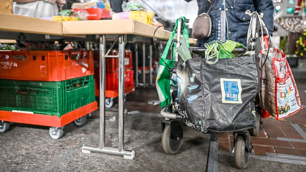 Obwohl nicht nur die Tafeln dringend auf Spenden angewiesen sind, sinkt die Zahl der Spender in Deutschland. Foto: imago images/Funke Foto Services