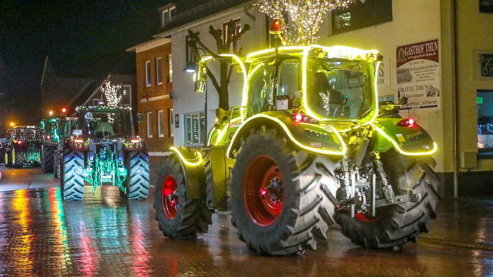 Im vergangenen Jahr tourten die Landwirte spontan zum Abschluss noch von der Krummhörn nach Norden und kamen auch durch Marienhafe. Foto: Romuald Banik