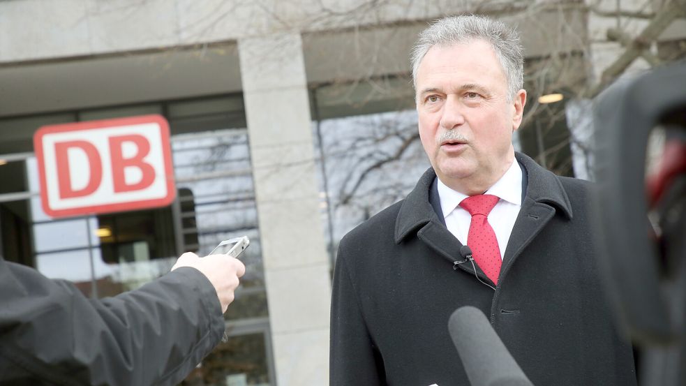 GDL-Chef Weselsky schließt sich der Kritik an den Bonuszahlungen für den Vorstand der Deutschen Bahn an. Foto: dpa | Wolfgang Kumm