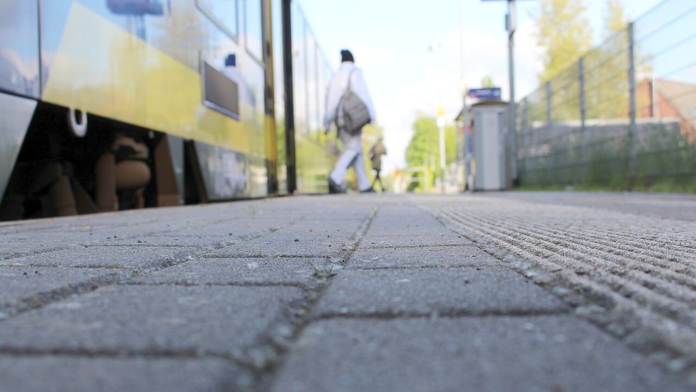 Zugreisende auf dem Wittmunder Bahnhof. Foto: Oltmanns/Archiv