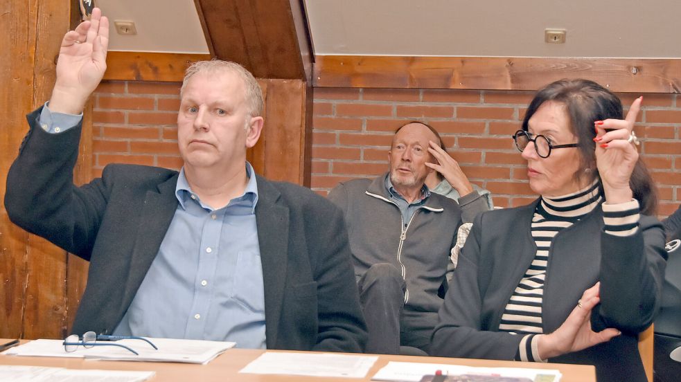 Heinrich Ubben (Moin-Gruppe) und Heidi Schmidt (SPD) lehnten den Plan für die Neugestaltung des Leezdorfer Dorfplatzes und den Doppelhaushalt ab. Foto: Thomas Dirks