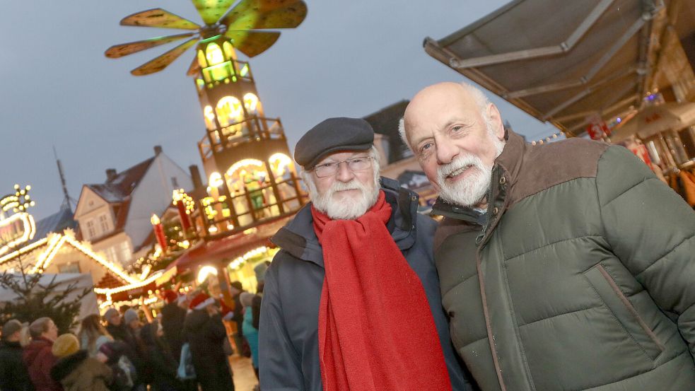 Lesen ist nicht nur wichtig für gute Noten in der Schule, sondern macht auch Spaß. Das wollten Hinrich Schmidt (links) und Ulrich Rehwald den Kindern in der „Leseinsel“ immer vermitteln. Fotos: Romuald Banik