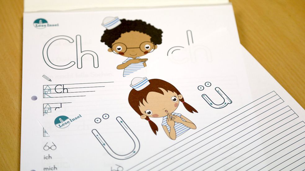 Die Unterlagen helfen den Kindern, die Buchstaben des Alphabets zu lernen.
