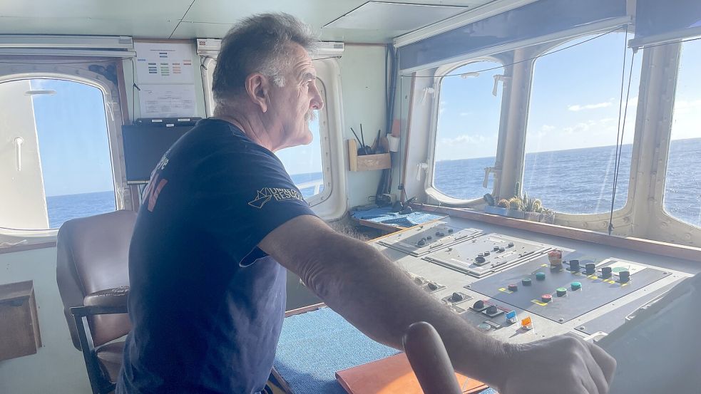 Mate Vulić auf der Brücke. Er ist als Kapitän der Sea-Eye 4 für die Crew und das Schiff verantwortlich. Foto: Marie Busse