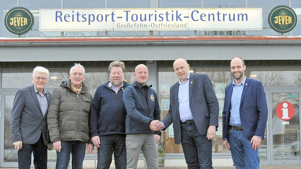 Handschlag vor dem RTC Timmel (von links): Siebelt Fohrden, Detlev Schoone, Hans Freese, Pächter Andy Klasing, Bürgermeister Erwin Adams und Fachbereichsleiter Jens Erdwiens.Foto: Gemeinde