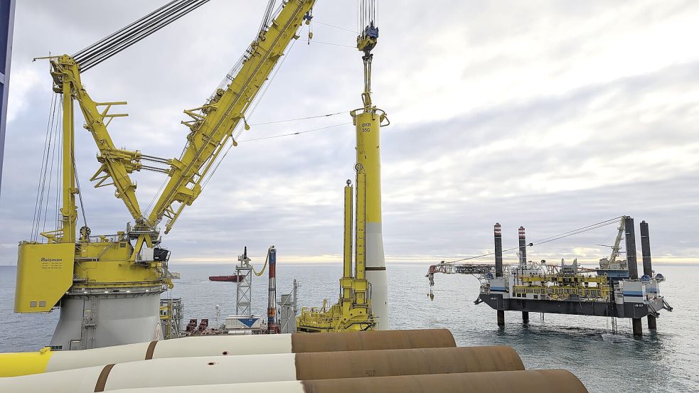 Gut 50 Kilometer vor Borkum in der Nordsee wurde das erste Stahlfundament für den Riesen-Windpark gesetzt. Foto: Ørsted