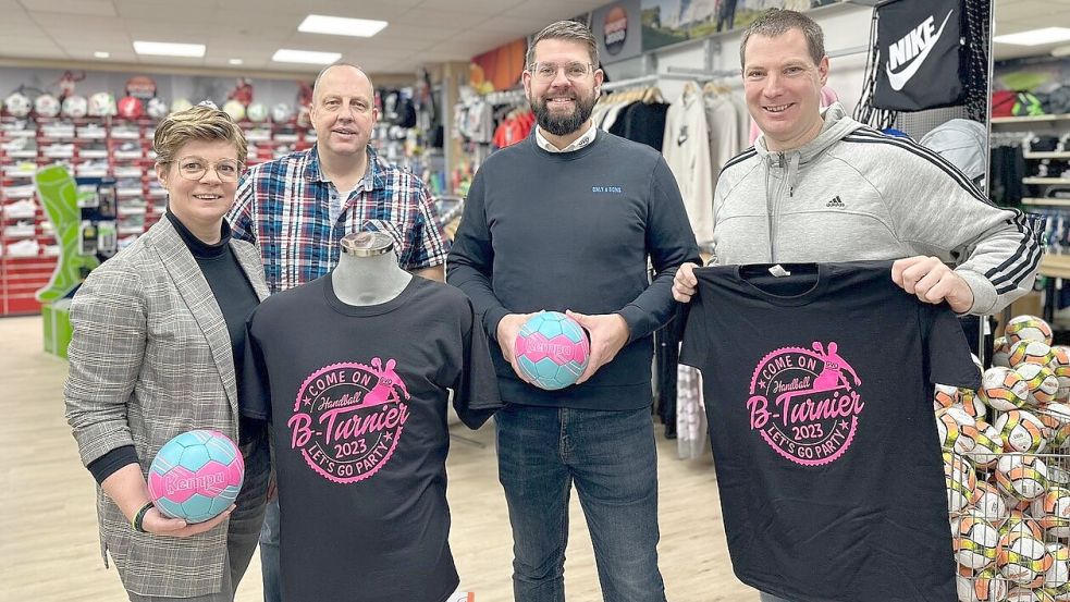 Das diesjährige T-Shirt des B-Turniers im Barbie-Design stellten vor: Carina Rewerts (von links), Heiko Schoolmann (beide Werbung und Co.), Eike Holzhausen (GVO Versicherung) und Peter Adena (Organisationsteam). Fotos: privat