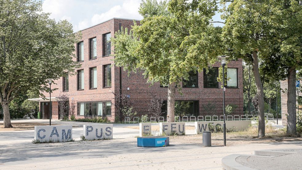 Gegen 10:30 Uhr gerieten an der Gemeinschaftsschule Campus Efeuweg zunächst fünf Jungs im Alter von 14 und 15 Jahren in einen Streit. Dann eskalierte die Auseinandersetzung. Foto: imago images/Rolf Kremming