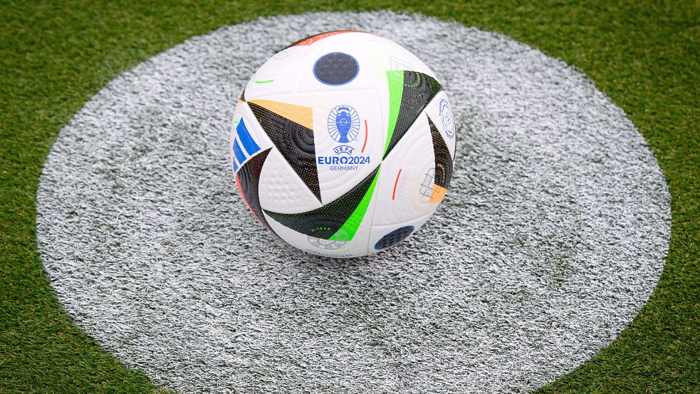 Der offizielle Ball der Fußball-EM 2024. Doch wer mit diesem im Sommer 2024 kicken wird, steht noch nicht endgültig fest. Foto: dpa/Bernd von Jutrczenka