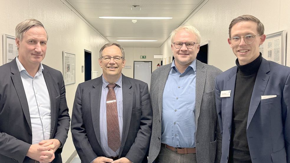 Klinik-Geschäftsführer Dirk Balster (von links) begrüßte Dr. Richard Kampmann zusammen mit dem Ärztlichen Direktor PD Dr. Jens Bräunlich und Krankenhausdirektor Tilman Winkler. Foto: privat