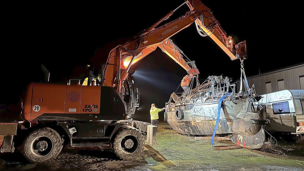 Zwei Bagger heben auf Norderney das gestrandete Segelboot für einen geplanten Abtransport zum Festland an. Daraus wurde am Ende nichts. Foto: DPA