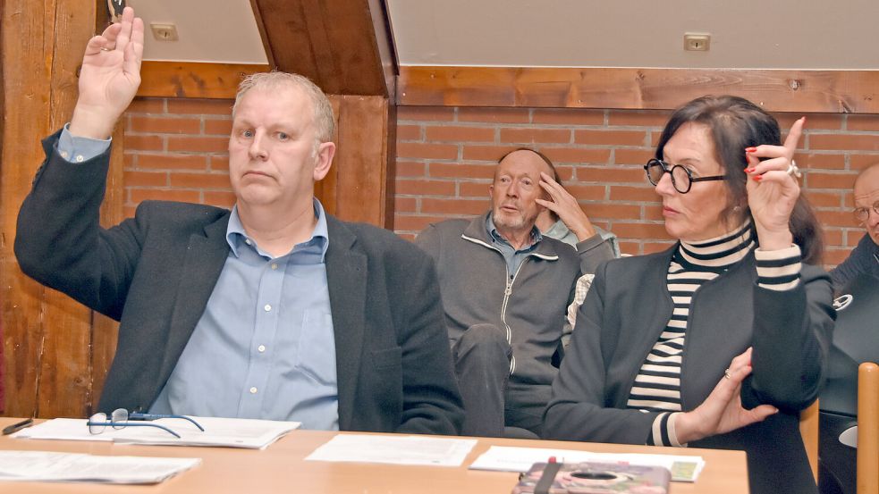 Die Leezdorfer SPD-Ratsfrau Heidi Schmidt (hier neben ihrem Ratskollegen Heinrich Ubben) lehnte erst den neuen Plan für die Dorfplatz-Neugestaltung und dann den Doppelhaushalt ab. Foto: Thomas Dirks