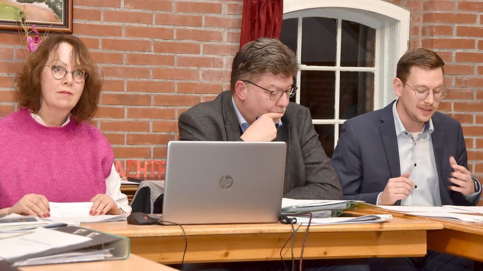 Nach dem Haushaltsdebakel bedient zeigten sich Leezdorfs SPD-Bürgermeisterin Gisela Riesebeck (von links), Gemeindedirektor Gerhard Ihmels und Vize-Kämmerer Luca Zuther. Foto: Thomas Dirks