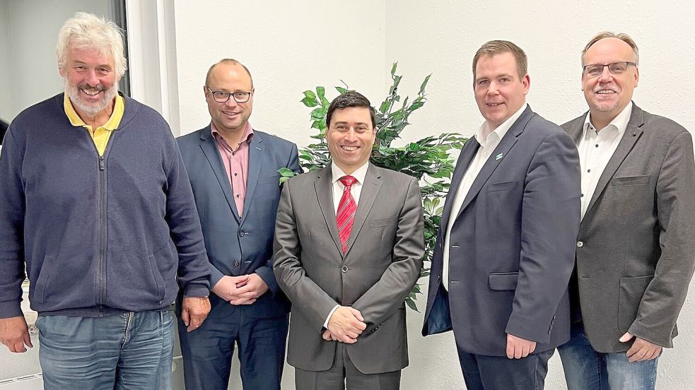 Der stellvertretende Aufsichtsratsvorsitzender Wolfgang Sikken (von links), Thorsten Schlamann, Said M.R. Khashey, Bürgermeister Florian Eiben und der Aufsichtsratsvorsitzende Olaf Wiltfang. Foto: Wirtschaftsbetriebe Stadt Norden