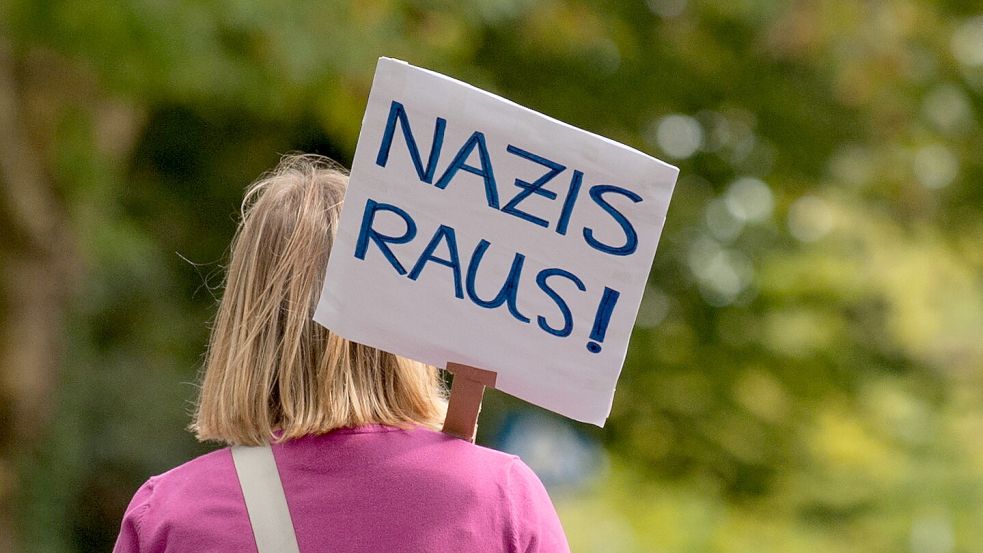 Eine Frau protestiert mit einem Schild „Nazis raus!“ gegen Rechtsextreme. Der Begriff ist problematisch, werden dadurch doch oft genug die grauenhaften Verbrechen der Nationalsozialisten von 1933 bis 1945 relativiert und auch verharmlost. Foto: DPA