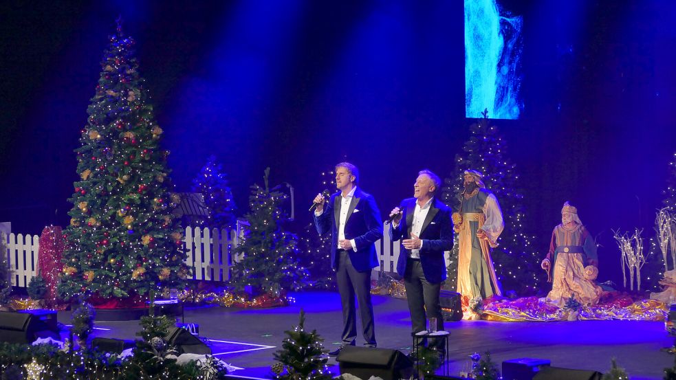 Hansi (links) und Robert Feller sorgen nicht nur in der Kirche für weihnachtliche Stimmung. Foto: Werner Jürgens