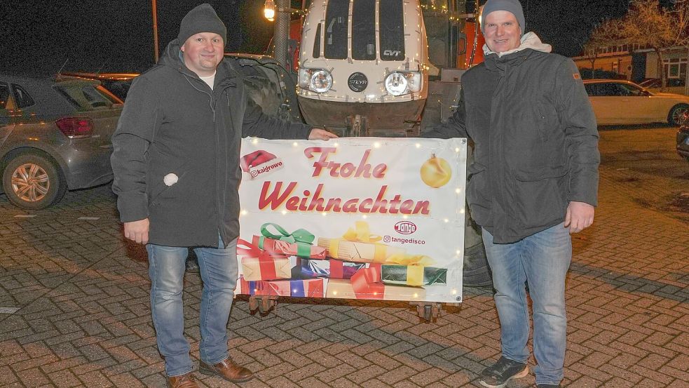 Jörg Saathoff (links) und Georg Pupkes haben den Treckerkorso organisiert. Foto: Helmut Vortanz
