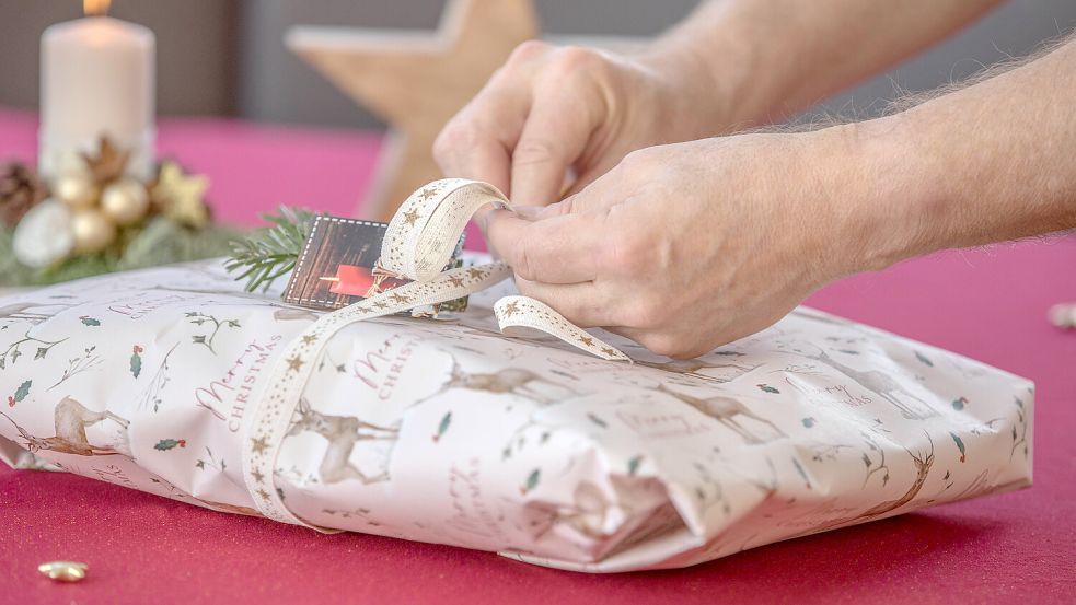 Weihnachtsgeschenke werden oftmals im Internet gekauft. Doch was ist besonders beliebt? Foto: IMAGO images / Fotostand