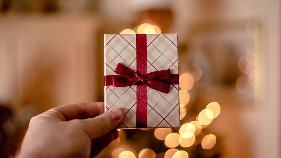 Weiterer Pluspunkt: Gutscheine lassen sich gut verpacken. Foto: Unsplash/Rob Laughter