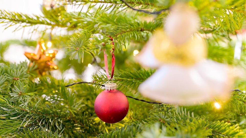Wie kann man das Weihnachtsfest auch für die Angehörigen mit Alzheimer zu einem schönen Erlebnis machen? Foto: Jonas Walzberg/dpa