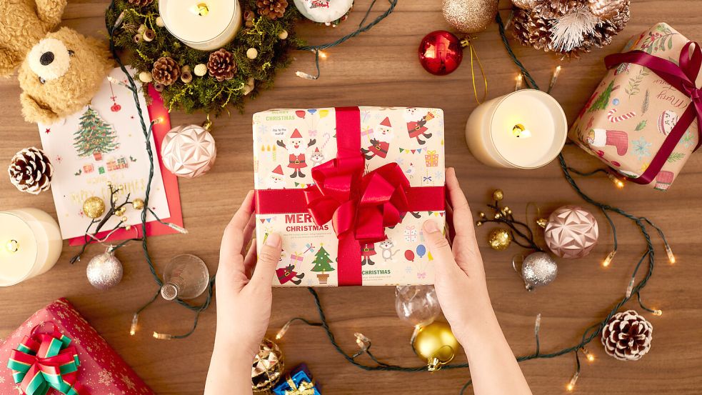 Statt in Papier in Stoff verpackt: Nachhaltig verpackte Geschenke können unter dem Weihnachtsbaum ein echter Hingucker sein. Foto: Imago images/AFLO