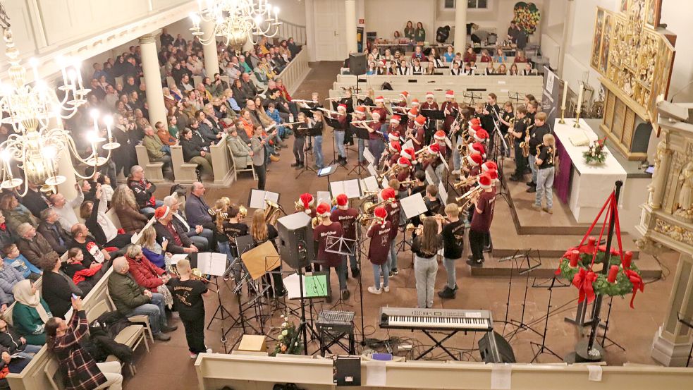 Eng war es auf der „Bühne“, eng war es im Zuschauerraum beim Schulkonzert des Gymnasiums Ulricianum. Foto: Heino Hermanns