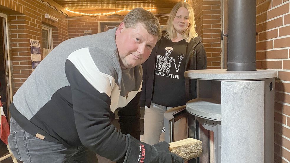 Ihren Wintergarten heizen Ralf und Sarah Frericks mit ihrem Kaminofen. Im Haus sind sie aber auf ihre EWE-Heizung angewiesen. Foto: Holger Janssen