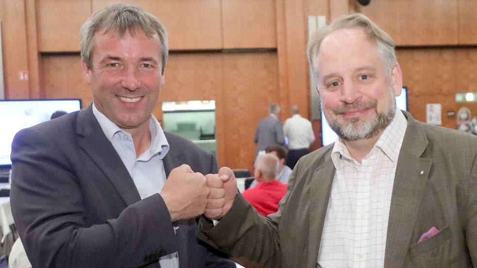 Am Wahlabend im September 2021 zeigte sich der heutige CDU-Kreischef Dr. Joachim Kleen (rechts) in der Auricher Stadthalle als fairer Verlierer gegen Johann Saathoff. Foto: Romuald Banik