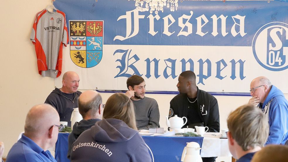 Knappen unter sich: Fanclub-Vorsitzender Heiko Kuhlmann (links) durfte in Osteel die Schalker Matthias Kreutzer (Co-Trainer) und den Innenverteidiger Ibrahima Cissé begrüßen. Die Fans stellten viele Fragen.Foto: Wilfried Gronewold