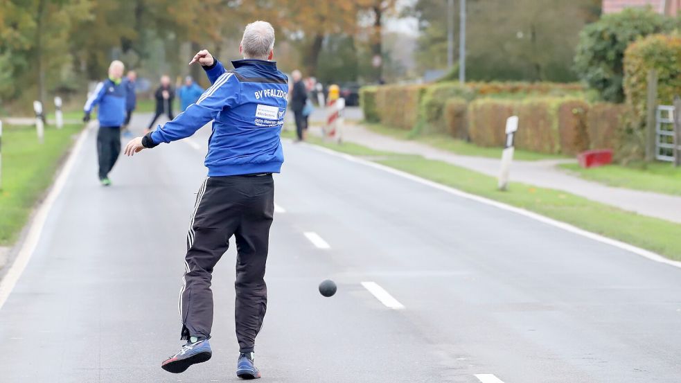 Der Pfalzdorfer Theo Janssen ist wieder Erster mit seiner Mannschaft. Foto: Wilfried Gronewold
