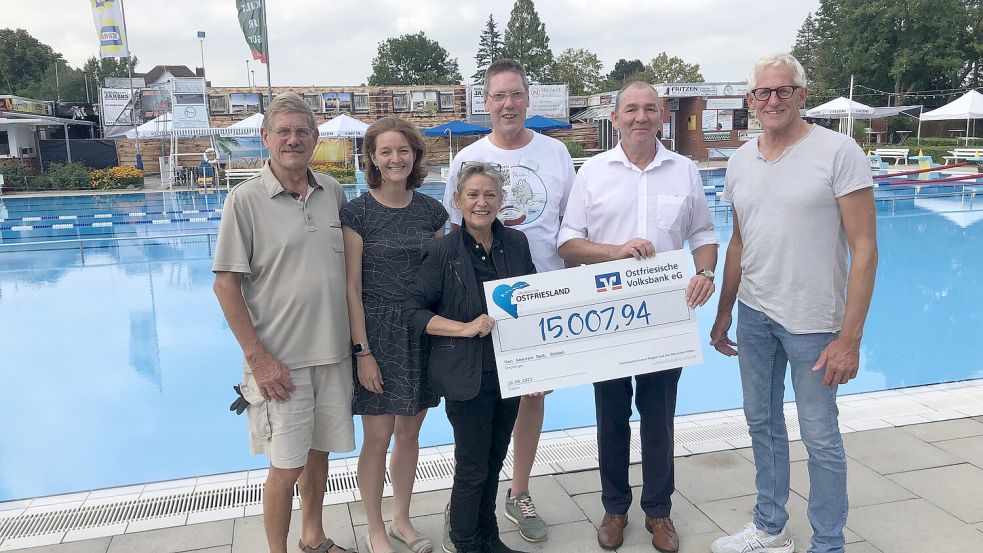 Nach dem Brand im Van-Ameren-Bad in Emden spendeten die Leser der Zeitungsgruppe Ostfriesland über das gemeinnützige Hilfswerk „Ein Herz für Ostfriesland“: Geschäftsführer Uwe Boden übergab im August den symbolischen Scheck über 15.000 Euro. Das Bild zeigt (von links) den früheren technischen Leiter Peter Kurzak, die Vorstandsmitglieder Nina Hofmann, Gudrun Schöttes und Frank Feilscher, Uwe Boden sowie Vorstandsmitglied Friedhelm Jakobs. Foto: H. Müller