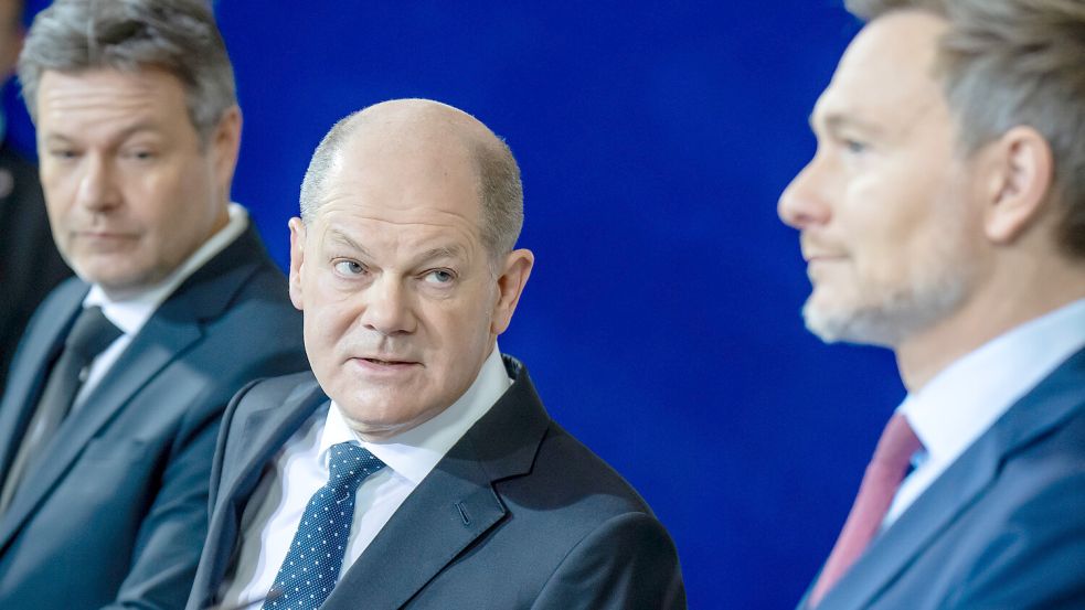 Sprechen sie noch miteinander? Nach 200 Stunden Verhandlungen über den Haushalt sollten Kanzler Olaf Scholz (Mitte), Robert Habeck (links) und Christian Lindner jetzt Kurs halten. Foto: Michael Kappeler