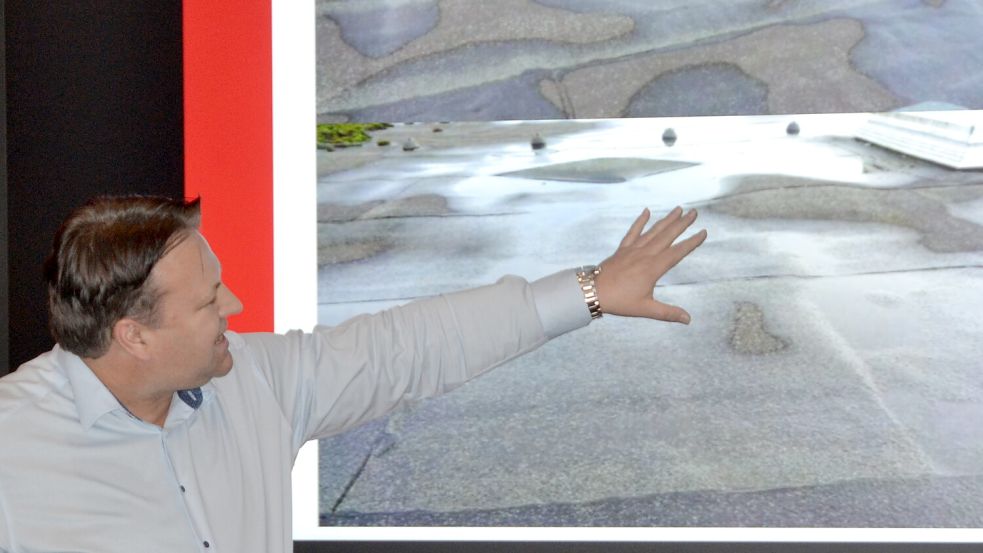 WLA-Geschäftsführer Thorsten Schoolmann zeigte die Dachflächen des Kreishauses, die saniert werden sollen.Foto: Aiko Recke