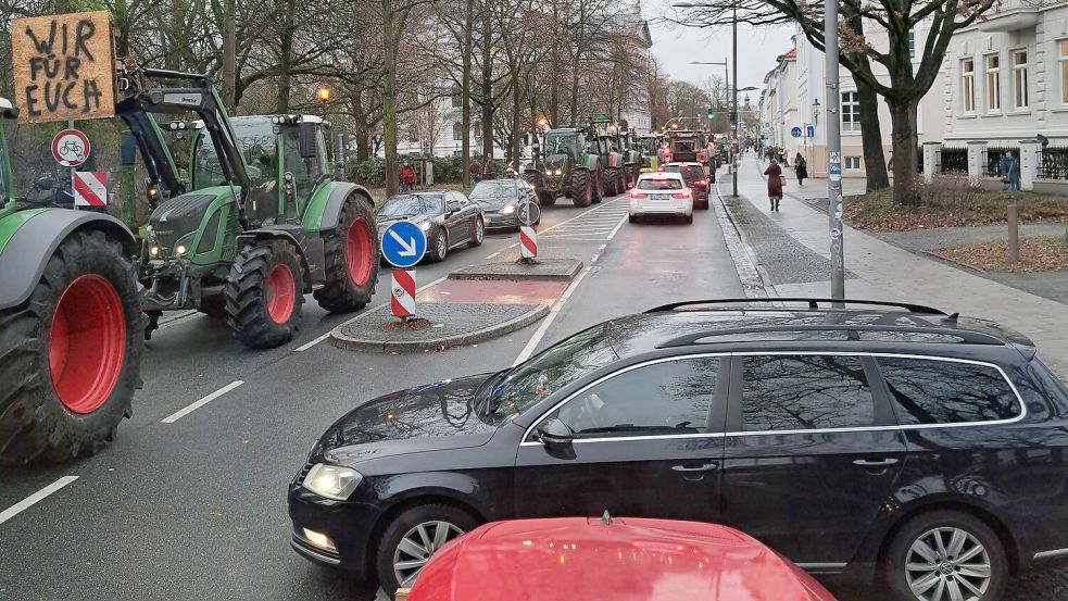 Auch in der Nähe des Oldenburger Staatstheaters staute sich der Verkehr. Der Busverkehr wurde für mehrere Stunden eingestellt. Foto: Jens Soeken