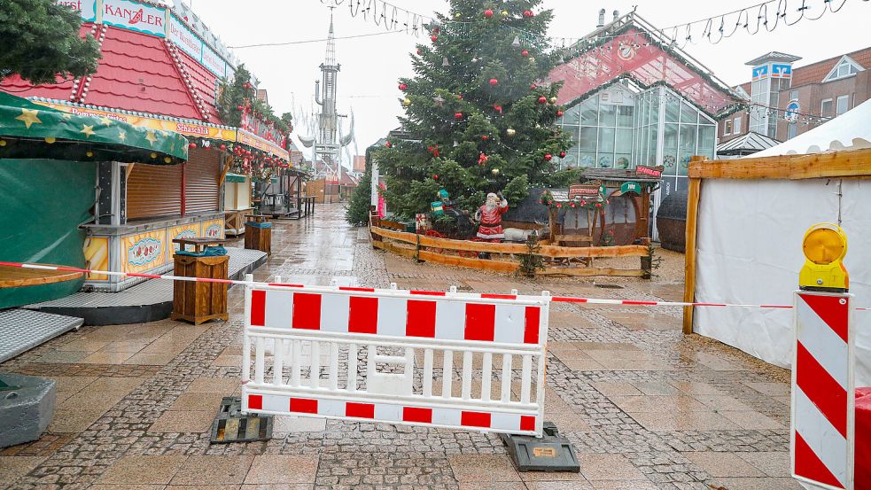 Bis 14 Uhr blieben die Buden auf dem Weihnachtszauber am Donnerstag geschlossen. Am Nachmittag konnten die Beschicker den Betrieb wieder aufnehmen. Foto: Romuald Banik