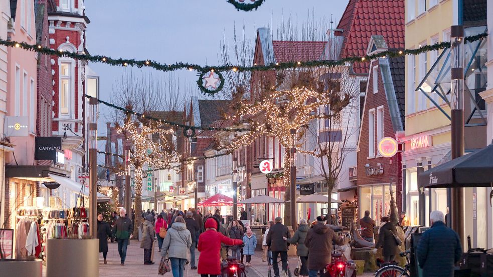 In der Auricher Innenstadt waren in den vergangenen Tagen viele Menschen unterwegs – das freute den Einzelhandel. Foto: Romuald Banik