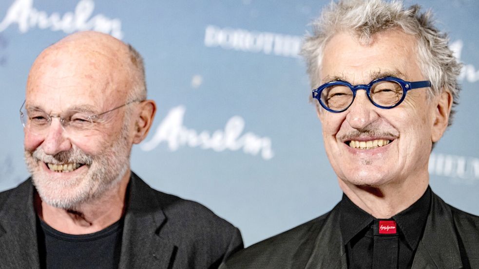Wenn Kunst und Kino sich gegenseitig helfen: Anselm Kiefer (l), Künstler, und Wim Wenders, Regisseur, stehen bei der Deutschland-Premiere des Films „Anselm - Das Rauschen der Zeit“ auf dem Roten Teppich. Foto: picture-alliance/dpa