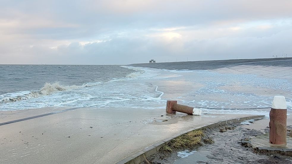 Auch bei ablaufendem Hochwasser peitschte der Wind das Wasser über die Kaikante. Foto: Rebecca Kresse