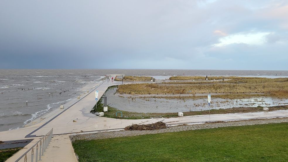Noch am Freitagmorgen stand das Wasser hoch am Deck. Der Untergrund ist voller Wasser. Deshalb muss sie Silvesterparty am Meer verlegt werden. Foto: Rebecca Kresse