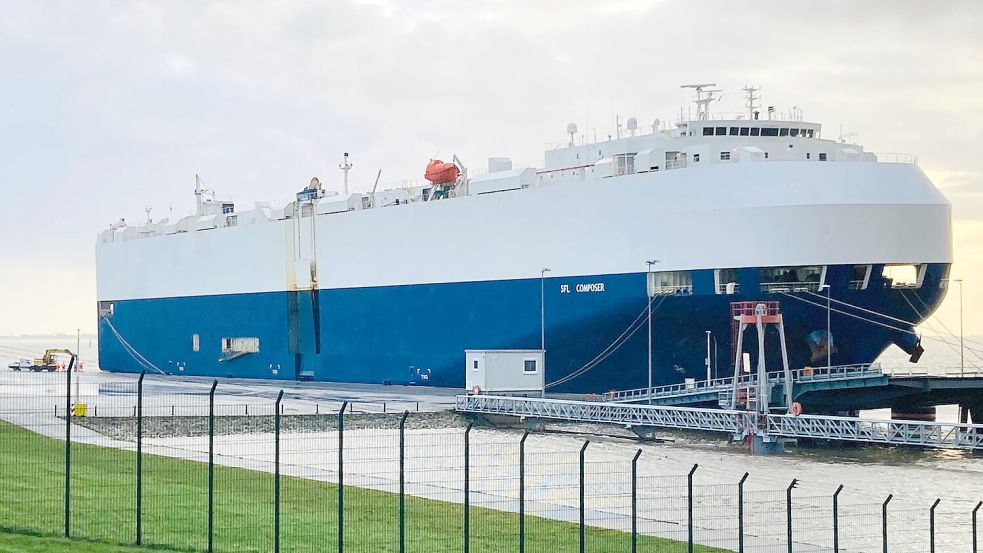 Am Vormittag lag die „SFL Composer“ wieder in Position an der Emder Emspier. Hinten links am Heck des Schiffes sind Baufahrzeuge der Hafenbehörde zu sehen, die mögliche Schäden an der Kaimauer begutachten. Foto: Aiko Recke