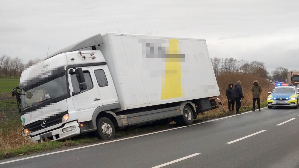 Der Lastwagen landete bei Riepe im Graben. Foto: Bornemann