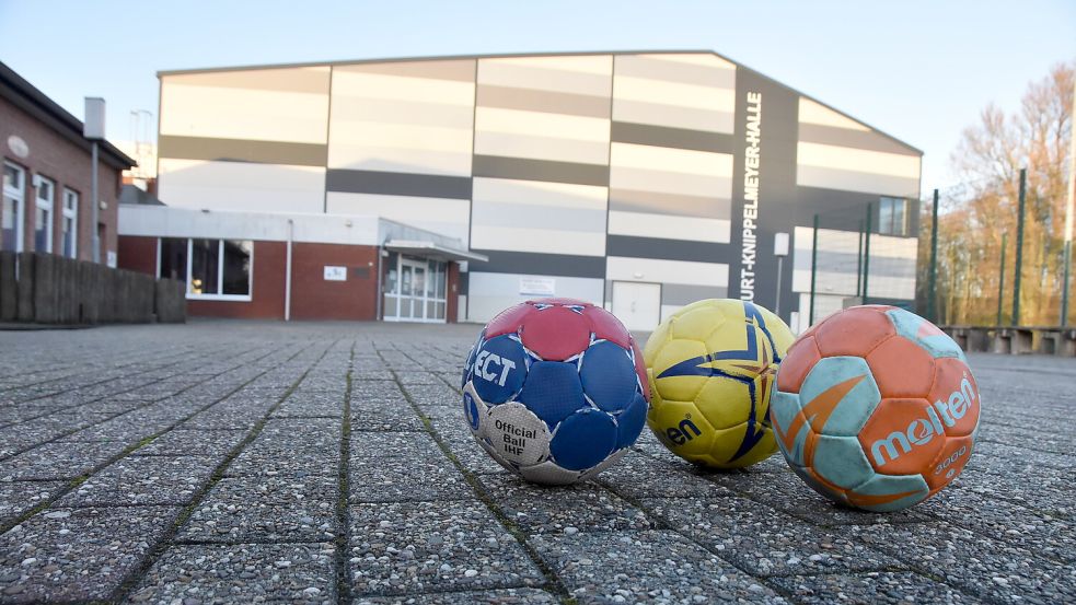 In der Kurt-Knippelmeyer-Halle in Marienhafe beginnt an diesem Sonnabend, 23. Dezember, das 34. Brookmerland-Handballturnier. Da das Foyer der Schwimmhalle (im Hintergrund links) weiter gesperrt ist, erreichen die Mannschaften die Umkleidekabinen nur durch die Halle. Foto: Thomas Dirks
