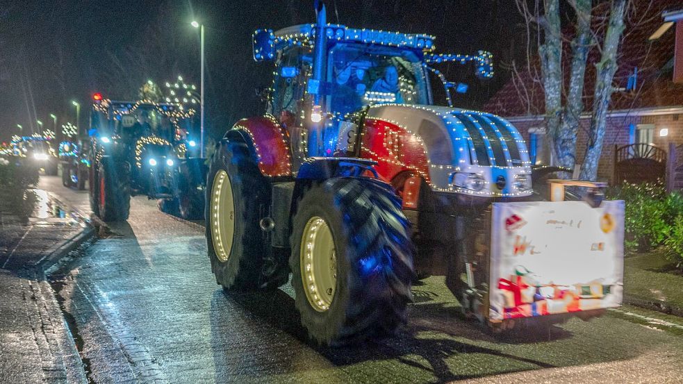 Am Leezdorfer Dorfplatz war eine gute Stelle, um die Lichterfahrt auf sich wirken zu lassen. Foto: Folkert Bents