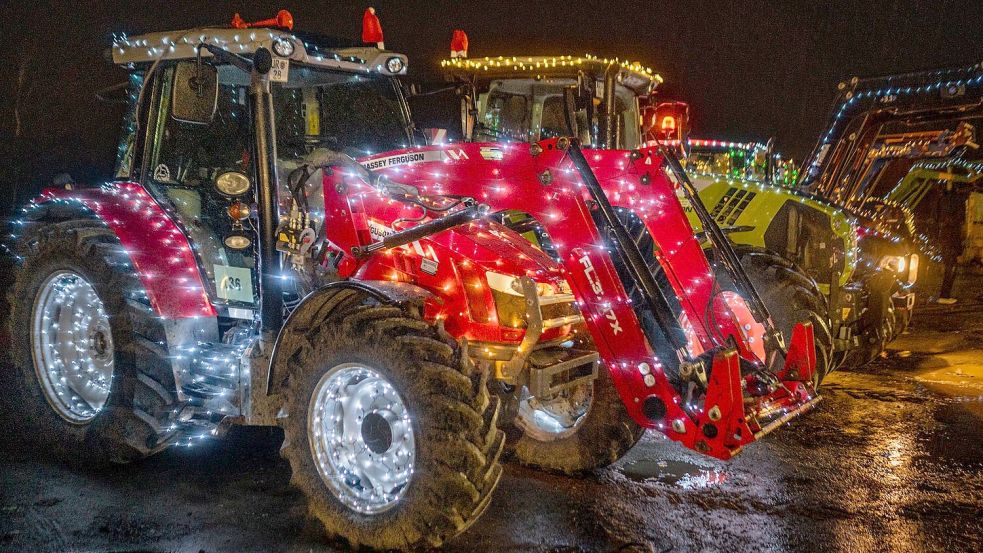 Die Landwirte hatten sich viel Mühe gegeben, die Trecker weihnachtlich erstrahlen zu lassen. Foto: Folkert Bents