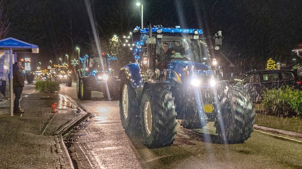 Trotz des Regens hatten sich zahlreiche Zuschauer an der Korsostrecke versammelt. Zum Teil blieben sie allerdings am Rand im Auto sitzen und schauten von dort zu. Foto: Folkert Bents