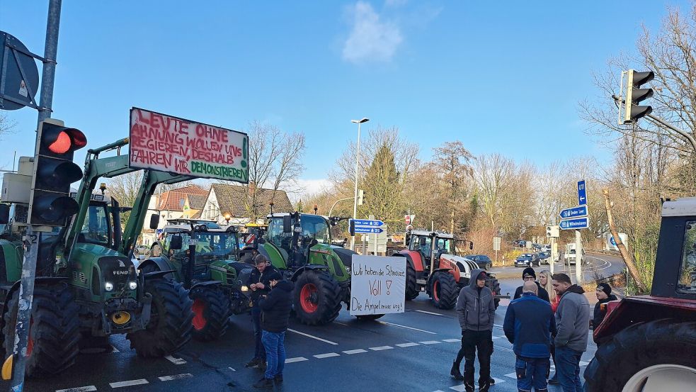 Bauernprotest am Mittwoch in Oldenburg. Von einer in einer Sprachnachricht für Aurich angekündigten Demo am 23. Dezember wissen die Behörden und die Landwirte bislang allerdings nichts. Foto: Jens Soeken