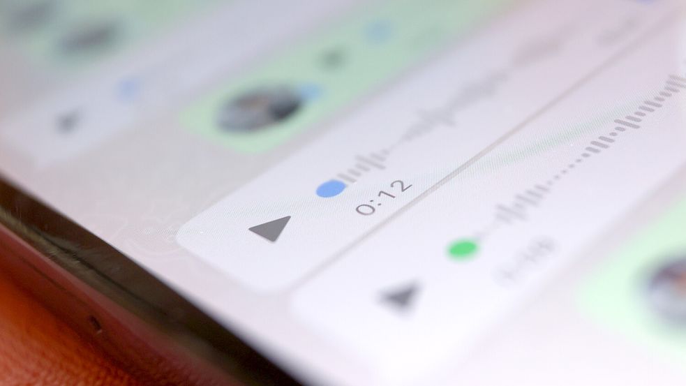 Sprachnachrichten werden auf einem Smartphone angezeigt. Foto: DPA