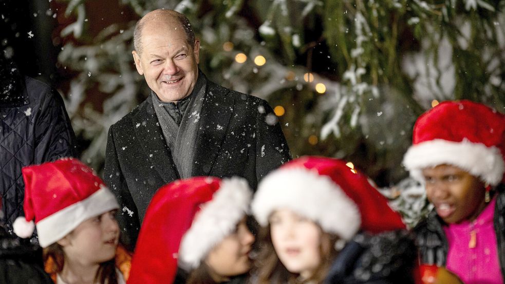 Kanzler Olaf Scholz bei der Übergabe des Weihnachtsbaums an das Bundeskanzleramt. Markus Söder würde ihm einen Lachsack schenken. Foto: Fabian Sommer